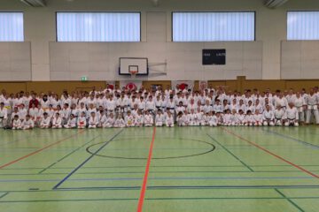 Gruppenfoto des JKD Gasshuku 2026: über 250 Karateka trainierten in Schwerin mit Weltmeister Koji Arimoto und dem Trainerteam des Dojo Ronin e.V.